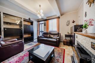 Contact et visites : Mattia Di Pisa – 0484 64 96 68 mattia.dipisa@weinvest.be Maison de 100m2, 2 chambres avec grenier aménageable, terrasse et jardin Située à Montignies-sur-Sambre, Rue aux Scrabilles 75, cette maison d’environ 100 m² habitables offre un cadre de vie agréable ainsi qu’un beau potentiel d’aménagement. La maison se compose comme suit : Au rez-de-chaussée, vous découvrirez un hall d’entrée donnant accès aux différents espaces de vie, comprenant un salon et une salle à manger ainsi qu’une cuisine. Une salle de bain complète ce niveau. À l’étage, un hall de nuit dessert deux chambres confortables. Le grenier aménageable offre également la possibilité de créer un espace supplémentaire selon vos besoins et vos projets. À l’extérieur, le bien dispose d’une terrasse et d’un agréable jardin à l’arrière, ainsi que d’un espace extérieur à l’avant de la maison. Informations techniques : • PEB : G • ± 100 m² habitables • 2 chambres • Grenier aménageable • Chauffage central au gaz • Terrasse • Jardin arrière • Espace extérieur à l’avant Vous recherchez une maison avec un agréable espace extérieur et un beau potentiel d’évolution ? Ce bien pourrait parfaitement correspondre à votre projet. Contact et visites : Mattia Di Pisa – 0484 64 96 68 mattia.dipisa@weinvest.be