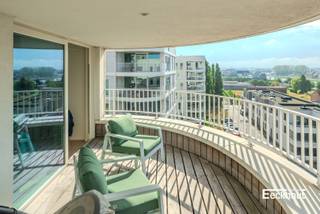 Dit tijdloos en modern appartement in recente residentie 't Zand in Bredene met open zicht op de Spuikom en de omliggende natuur is werkelijk een topper!<br />De lichtrijke leefruimte met de strakke, open en volledig geïnstalleerde keuken wordt omarmd door het prachtige terras. De grote raampartijen zorgen voor aangenaam licht- en zoncomfort. Verder beschikt het appartement over 3 slaapkamers en 2 badkamers dus gemak en privacy staan centraal. Eén badkamer is ingericht met lavabomeubel en inloopdouche. De tweede (ensuite)badkamer is tevens voorzien van een lavabomeubel en douche. Verder zijn er 2 bergingen voorzien en 2 afzonderlijke toiletten. Dé troef van dit appartement is zonder twijfel het prachtige verzicht over de Spuikom en de twee ruime terrassen (25m² + 13m²). <br />De goede EPC-score (label B) laat zien dat het appartement energiezuinig is, wat resulteert in lage energiekosten. Bovendien is de elektrische installatie conform bevonden. <br />Er is een gemeenschappelijke fietsenberging in het gebouw en bovendien is er mogelijkheid tot aankoop van een extra ruime, inpandige autostaanplaats (€60.000). Maak snel uw afspraak voor een bezoek aan dit pareltje!