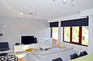 INDIEN U EEN BEZOEK WENST IN TE PLANNEN GELIEVE EEN BEZOEK AAN TE VRAGEN VIA WWW.HILLEWAERE.BE VIA DE RODE KNOP.<br /><br />In het centrum van Weelde, nabij winkels, openbaar en scholen vinden we dit 2 slaapkamer appartement met staanplaats. <br /><br />Indeling: <br />Met de trap kom je tot de eerst verdieping. Je komt binnen in de inkomhal. Van hieruit heb je toegang tot de woonkamer met open keuken. De grote ramen zorgen voor een gezellige lichtinval.<br /><br />Via de hal kom je tot de badkamer met dubbele wastafel en ligbad met geïntegreerde douche, een wasplaats met aansluiting voor wasmachine en droogkast, een apart toilet. Verder zijn er nog 2 slaapkamers waarvan 1 toegang verleent tot het terras achteraan.<br /><br />De huur omvat tevens 1 staanplaats achteraan het gebouw.<br /><br />Bijzonderheden:<br />- Beschikbaar vanaf 1/2/2026.<br />- Servickosten: € 15 per maand