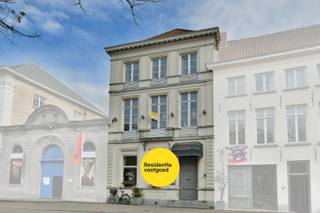 Op een absolute toplocatie aan de Dijver, naast het Groeningemuseum en het Arentshof, in het hart van het historische Brugge, bevindt zich dit karaktervolle handelspand met woonst. Dit gebouw, daterend van vóór 1850, ademt charme en authenticiteit met zijn moulures, hoge plafonds, marmeren sierschouwen en parketvloeren. Het gelijkvloers is ingericht als restaurant met circa veertig zitplaatsen, een gezellige veranda en terras. De keuken is eigendom van de huidige huurder en de inboedel kan worden overgenomen.<br /><br />De bovenverdiepingen bieden een royale woonst met zes slaapkamers, een ruime badkamer, bureauruimte, leefruimte en meerdere bergingen. <br /><br />Dit pand verenigt wonen en ondernemen op een unieke locatie, midden tussen de Brugse reien, musea en winkelstraten. Een uitzonderlijke kans voor wie op zoek is naar een eigendom met uitstraling, ruimte en een ongeëvenaarde ligging in het hart van Brugge. Benieuwd naar de mogelijkheden als ondernemer of investeerder? Contacteer ons vrijblijvend op het nummer 059 250 590!<br /><br />EPC niet-residentieel: label D. EPC residentieel: 521 kWh/m² – label F (renovatieverplichting van toepassing). (Vg, Wche, Gmo, Gvkr, Gvv) Ref. OU27993<br /><br />Neem voorsprong met een vrijblijvende en gratis schatting van uw eigendom via:<br />http://www.residentievastgoed.be/gratisonlineschatten