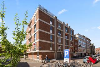 Welkom in Leuven! Op een uitstekende en centrale locatie, vlak bij het bruisende stadscentrum, bevindt zich deze charmante en lichtrijke gelijkvloerse studio van 30 m².<br /><br />Hier woont u op wandelafstand van alles wat Leuven te bieden heeft. Gezellige winkels, restaurants en cafés, openbaar vervoer en de verschillende campussen van de KU Leuven bevinden zich vlakbij. Een ideale ligging voor wie graag het stadsleven binnen handbereik heeft.<br /><br />De studio is praktisch en gezellig ingericht en beschikt over een inkomhal, een aangename leefruimte met open keuken en een badkamer. Dankzij de zuidelijke oriëntatie geniet de leefruimte doorheen de dag van een mooie natuurlijke lichtinval.<br /><br />De open keuken is voorzien van een koelkast, diepvriezer, oven en inductiekookplaat. Het keukeneiland met hoge stoelen vormt een gezellige plek om te ontbijten, te eten of te studeren en zorgt bovendien voor extra werkruimte.<br /><br />De praktische badkamer beschikt over een douche, wastafel en toilet.<br /><br />Een bijkomende troef in het gebouw is de gemeenschappelijke fietsenberging, een absolute meerwaarde in een fietsstad zoals Leuven.<br /><br />Deze studio is dan ook een mooie opportuniteit voor wie op zoek is naar een eerste woonst, een studentenverblijf of een interessante investering op een toplocatie.<br /><br />Benieuwd? Boek snel je bezoek ter plaatse via info@bvm-vastgoed.be of op 016 23 21 45.