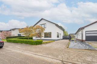 Deze instapklare woning is rustig gelegen in een residentiële omgeving in Sint-Katelijne-Waver, met een vlotte verbinding naar winkels, scholen...