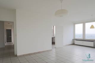 Dit ruim en centraal gelegen appartement met drie slaapkamers bevindt zich op de 9de verdieping aan het E3-plein in Gent. Dankzij de hoge...