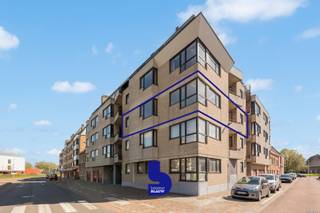 In de uitstekend onderhouden Residentie ‘Argus’ bevindt zich dit ruim hoekappartement van maar liefst 115 vierkante meter op de tweede verdieping, bereikbaar met de lift. Dankzij de unieke hoekligging geniet u hier de hele dag door van een overvloed aan natuurlijk licht, een open zicht en een bijzonder aangename zonnige sfeer.<br /><br />De royale leefruimte vormt het hart van het appartement en baadt in het licht, met directe toegang tot het terras waar u in alle rust kan genieten van de middag- en avondzon. De grote bewoonbare oppervlakte vertaalt zich hier in een uitzonderlijk gevoel van ruimte en comfort. De recent vernieuwde keuken sluit hier naadloos op aan en is volledig uitgerust met moderne toestellen, ideaal voor wie comfort en functionaliteit weet te appreciëren. Aansluitend bevindt zich een praktische berging met ruimte voor wasmachine en droogkast.<br /><br />Het appartement beschikt verder over een inkomhal met ingemaakte kasten en apart toilet, twee volwaardige slaapkamers en een verzorgde badkamer met modern lavabo meubel en inloopdouche. Overal voelt u het ruime volume en de doordachte indeling, met bovendien heel wat opbergruimte.<br /><br />De ligging is bijzonder gunstig: in de onmiddellijke nabijheid van het AZ Damiaan, het Maria-Hendrikapark en met een vlotte verbinding naar het station en de autosnelweg. Tegelijk woont u hier rustig, met groen en ontspanning vlakbij en het centrum van Oostende op korte fietsafstand.<br /><br />Een dubbele garagebox (afmeting: 4,40 m - inrit 2,75 m x 11,40 m) met elektriciteit kan apart worden aangekocht voor €45.000 en biedt een comfortabele en veilige oplossing voor parkeren en extra opslag.<br /><br />Dit appartement is de perfecte combinatie van licht, ruimte, open zicht en een zonnige ligging,  een ideale thuis voor wie comfortabel wil wonen in een groene en vlot bereikbare omgeving.