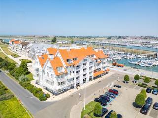 Appartement de type traversant avec deux terrasses, idéalement situé le long du chenal de navigation de Nieuport, avec une vue imprenable sur le...