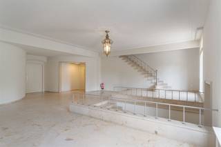 Dit uitzonderlijke villa-appartement van 280 m² biedt ongeëvenaard comfort en luxe, met een schitterend ruim terras, een privé tuin, dubbele garage...
