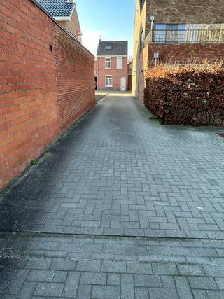 Deze overdekte autostaanplaats is ideaal gelegen midden in het centrum van Geel, namelijk in een zijstraat van de winkelstraat De Nieuwstraat.De...