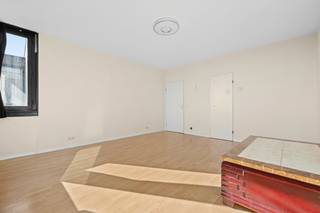 <p><strong><span>JETTE,</span></strong><span> aangenaam 1-slaapkamerappartement met parkeerplaats inbegrepen.</span></p>
<p><span>In Jette, vlak bij de Charles Woestelaan en Belgica, ontdekt u dit aangename appartement met één slaapkamer van ±51 m², ideaal gelegen nabij winkels, openbaar vervoer en alle andere voorzieningen.</span></p>
<p><span>Het appartement biedt een praktische en comfortabele indeling. De leefruimte van ±22 m² vormt een aangename woonomgeving, terwijl de ingerichte keuken, gerenoveerd in 2022, eveneens beschikt over een handige berging voor extra opbergruimte.</span></p>
<p><span>Het nachtgedeelte omvat een slaapkamer van ±13 m² en een badkamer met ligbad en wastafel. Een apart toilet vervolledigt het geheel.</span></p>
<p><span>Extra troef: een kelder en een overdekte parkeerplaats in de ondergrondse verdieping zijn inbegrepen, wat een bijzonder voordeel is in de buurt.</span></p>
<p><span>Een mooie opportuniteit voor een eerste aankoop of als investering.</span></p>
<span>Inkomhal van ±4 m²</span><br /><span><br />Leefruimte van ±22 m² met Quick-Step</span><br /><span><br />Ingerichte keuken, gerenoveerd in 2022</span><br /><span><br />Berging</span><br /><span><br />Slaapkamer van ±13 m² met Quick-Step</span><br /><span><br />Badkamer met ligbad en wastafel</span><br /><span><br />Apart toilet</span><br /><span><br /></span><span>Kelder nr. 114 op de niveau -2.</span><br /><span><br />Overdekte parkeerplaats nr. 23 op niveau -1 inbegrepen<br /><br /></span>Appartement nr. 934<br />
<p>Lasten<strong><span>:</span></strong><span> €288 gemeenschappelijke kosten en €45 bijdrage aan het reservefonds.</span></p>
