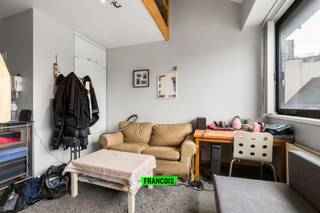 Deze gezellige duplexstudio met een bewoonbare oppervlakte van ca. 35 m² bevindt zich op de vierde verdieping van Residentie Hermes, gelegen in het hart van het historisch centrum van Brussel. Dankzij deze centrale ligging geniet u van een uitstekende bereikbaarheid met openbaar vervoer, de kleine ring, scholen en tal van recreatieve mogelijkheden op wandelafstand.<br /><br />Bij het betreden van het appartement komt u in de inkomhal die toegang geeft tot de lichtrijke leefruimte met open keuken, waar functionaliteit en comfort hand in hand gaan. Aansluitend bevindt zich de badkamer, uitgerust met een douche, lavabo en toilet. Via de interne trap bereikt u de bovenverdieping waar de slaapkamer is ingericht, met als extra troef de toegang tot het gemeenschappelijk terras.<br /><br />Divers: vinylvloer, dubbele beglazing in PVC raamprofielen, videofoon, collectieve verwarming op aardgas, momenteel verhuurd aan €650 per maand, syndicuskosten 150€/maand en de nodige attesten waaronder het EPC en het elektriciteitsattest, zijn aangevraagd.<br /><br />Een ideale opportuniteit voor wie op zoek is naar een compacte en goed gelegen woonst of een rendabele investering in het bruisende centrum van Brussel.<br /><br />