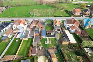 Lot bouwgrond voor halfopen bebouwing op 464 m² - 8,5 m breed - westelijk georiënteerd.Vraagprijs € 120.000.Meer info ? 📞 +32 486 20 67 65 📧...