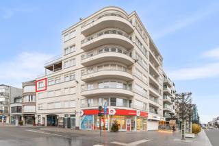 <p>Te koop: instapklaar appartement in het centrum van Koksijde-bad, op wandelafstand van winkels, horeca en het strand.</p>

<p>Dit lichtrijke appartement ligt in een toeristische zone met uitstekende bereikbaarheid dankzij nabijgelegen openbaar vervoer. De ligging in het hart van Koksijde-bad, de instapklare staat en de praktische indeling maken dit een ideale woon- of tweede verblijfplaats.</p>

<p> </p>

<p>Belangrijkste ruimtes:</p>

<p>• Living met grote ramen en toegang tot het terras</p>

<p>• Eetkamer aansluitend op de living</p>

<p>• Keuken met praktische indeling</p>

<p>• 2 slaapkamers met voldoende ruimte voor kasten</p>

<p>• Badkamer met douche en wastafel</p>

<p>• Inkomhal met toegang tot alle vertrekken</p>

<p>• Berging voor extra opslag</p>

<p>• Terras om buiten te genieten</p>

<p> </p>

<p>Troeven:</p>

<p>• Centrum Koksijde-bad</p>

<p>• Instapklaar</p>

<p>• Nabij openbaar vervoer</p>

<p> </p>

<p>Neem vandaag nog contact op met je ERA-makelaar voor een bezoek.</p>

<p>058 51 23 23 of op christian@eraservimo.be</p>

<p>JOUW DROOMAPPARTEMENT. ZO GEVONDEN!</p>