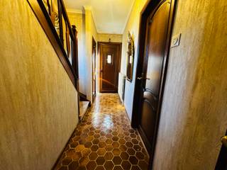 <strong>Menen: charmante villa met 3 slaapkamers en garage te koop</strong><br /><br />In de Wervikstraat te Menen staat deze charmante alleenstaande villa te koop.<br />Men een mooie grote tuin, garage voor 2 wagens, 3 slaapkamers, grote leefruimte en veranda zijn de mogelijkheden hier eindeloos.<br /><br /><strong>Indeling:</strong><br />gelijkvloers: inkomhal, toilet, keuken, living en veranda<br />1ste verdiep: 3 slaapkamers en badkamer<br />zolder<br />kelder<br />grote tuin<br />afzonderlijke garage<br /><br /><strong>pluspunten:</strong>
<ul><li>grote tuin</li><li>dubbele garage, 3 staanplaatsen</li><li>10 zonnepanelen + batterij</li><li>centrale ligging</li></ul>
renovatieplicht