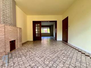 Breng een bezoek aan deze ruime en stevige woning met leuke tuin. Deze woning omvat een garage/berging, gastentoilet en douchekamer. Verder is er een 2-ledige leefruimte met zicht op tuin en terras en achterliggende keukenruimte en bergingen. Op het verdiep zijn er 3 ruime slaapkamers en een badkamer. Via een vaste trap bereiken we de geïsoleerde zolder, onder een nieuw dak, met 1 kamer en een grote zolderruimte (eventueel om te toveren tot extra kamers). Deze woning beschikt eveneens over een droge kelder. De vernieuwing omvat een nieuw dak met zonnepanelen, vernieuwde elektriciteit en boven nieuwe ramen. De ideale basis om hier uw droomwoning te creëren. Voor meer inlichtingen of een bezoek, contacteer Veronique 0483/676579