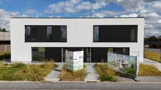 Op zoek naar een moderne, energiezuinige woning met hoogwaardige afwerking? Ontdek deze prachtige BEN-woningen (Bijna EnergieNeutraal) gelegen aan de Koekelarestraat te Kortemark. Deze toekomstgerichte woningen combineren hedendaags wooncomfort met een duurzaam karakter.<br /><br />Elke woning wordt uitgerust met:<br />- Een warmtepomp gekoppeld aan vloerverwarming<br />- Zonnepanelen voor een lagere energiefactuur<br />- Een ventilatiesysteem D met warmterecuperatie, voor een gezond binnenklimaat<br />- Een E-peil van slechts 30, wat resulteert in een zeer laag energieverbruik<br /><br />De indeling is doordacht en functioneel:<br />De woning betreedt u via de inkomhal, die aansluit op een ruime en lichtrijke leefruimte. Dankzij de open indeling vloeien de woonkamer, eetplaats en volledig uitgeruste keuken naadloos in elkaar over – ideaal voor gezellige momenten met familie of vrienden. Aansluitend aan de keuken bevindt zich een praktische berging met aansluiting voor wasmachine en extra opbergruimte.<br /><br />Op de bovenverdieping bevinden zich drie volwaardige slaapkamers, geschikt als kinderkamer, thuiskantoor of hobbyruimte. De badkamer is modern ingericht en voorzien van een inloopdouche, lavabomeubel en een ligbad. Daarnaast is er nog een afzonderlijk toilet op het gelijkvloers voor extra comfort.<br /><br />Elke woning beschikt bovendien over een privatieve tuin en carport.<br /><br />De woningen worden gebouwd met oog voor detail, afwerking én toekomstbestendigheid. Dankzij de centrale ligging bent u vlot verbonden met zowel het centrum van Kortemark als omliggende gemeenten.<br /><br />Interesse in deze energiezuinige nieuwbouwwoningen?<br />Contacteer ons gerust voor meer informatie, plannen of een plaatsbezoek.