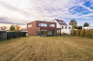 Moderne energiezuinige nieuwbouwwoning in Haacht!<br /><br />Ben je op zoek naar een stijlvolle, vrijstaande ééngezinswoning met een strakke gevel? Dan is dit jouw kans! Deze woning combineert hedendaagse architectuur met een uitzonderlijk laag energieverbruik – een plek waar comfort en design samenkomen.<br /><br />Waarom deze woning uniek is:<br />• Casco oplevering: Jij bepaalt de afwerking volledig naar jouw smaak en stijl. De ruwbouw staat er al, dus snelle oplevering is mogelijk!<br />• E-peil E9: Geniet van een energiezuinige woning én betaal geen KI gedurende de eerste 5 jaar.<br /><br />Indeling:<br />• Gelijkvloers: Ruime inkomhal met apart toilet, een bureau of extra kamer, een royale leefruimte met open keuken en aansluitende berging/wasplaats.<br />• Verdieping: hobbyruimte (of extra slaapkamer), 3 ruime slaapkamers, een badkamer met plaats voor een inloopdouche, én een masterbedroom met dressing en ensuite badkamer (ruimte voor inloopdouche en ligbad).<br /><br />Waarom wachten?<br />Kom deze prachtige woning zelf ontdekken. Maak een afspraak en laat je inspireren door de mogelijkheden!<br /><br />📞 Meer info of een bezoek plannen? Neem vandaag nog contact op via pvandervloet@gmail.com