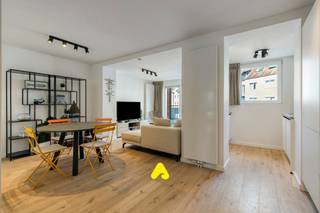 Ontdek dit mooi afgewerkte en stijlvolle appartement, gelegen in een kleinschalige residentie in het hart van De Panne, vlakbij de Markt en op wandelafstand van het strand.<br /><br />Bij het betreden van het appartement komt u in de inkomhal, die toegang biedt tot de lichtrijke leefruimte. Dankzij de grote raampartijen geniet u hier van een aangename natuurlijke lichtinval. De warme parketvloer zorgt voor een sfeervolle uitstraling en via de leefruimte bereikt u het balkon.<br /><br />De open keuken sluit naadloos aan op de leefruimte en is volledig uitgerust.<br /><br />Verder beschikt het appartement over twee volwaardige slaapkamers. De moderne badkamer is uitgerust met een inloopdouche en een lavabomeubel. Daarnaast is er een praktische berging met aansluiting voor een wasmachine. Eveneens een apart toilet.<br /><br />In de ondergrondse verdieping bevindt zich een privatieve kelderberging.<br /><br />Doordat de residentie niet over een lift beschikt, geniet u van lagere syndicuskosten.<br /><br />Dit appartement is de ideale vaste woonst of een zorgeloos tweede verblijf voor wie op zoek is naar wooncomfort en een topligging aan de Belgische kust.<br /><br /><strong>TROEVEN :</strong>
<ul>
	<li>Topligging in het centrum</li>
	<li>Twee volwaardige slaapkamers</li>
	<li>Kelderberging</li>
	<li>Elektriciteit conform</li>
</ul>