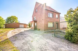 FOR SALE: charming semi-detached house in a prime location with a 180 m² warehouse! This charming semi-detached house is centrally located...