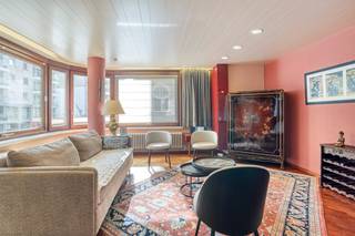Ontdek dit erg ruime hoekappartement op een zeer centrale ligging aan de Zeelaan. Dit appartement is volledig instapklaar en biedt heel veel mogelijkheden als permanente woonst, verhuur op jaarbasis én verhuur op vakantiebasis (hoge bezetting is mogelijk).<br />Het pand kan met minimale ingrepen opgefrist worden, maar de basis (zoals de gerenoveerde badkamer) is uitstekend.<br />Het appartement beschikt over een gunstig EPC-label B, wat zorgt voor een lage energiefactuur.<br />De indeling is optimaal:
<ul>
	<li>Een ruime, lichtrijke woonkamer die uitgeeft op de Zeelaan en een eethoek.</li>
	<li>Een aparte, praktische en goed uitgeruste keuken met doorgeefluik.</li>
	<li>Twee erg ruime slaapkamers.</li>
	<li>Een gerenoveerde badkamer met een dubbele lavabo, ligbad en douche.</li>
	<li>Een apart toilet met lavabo</li>
	<li>Een zéér grote privé kelder op de -1 (de grootste van het gebouw), ideaal als extra bergruimte.</li>
</ul>
Mogelijkheid tot het aankopen van een nabijgelegen garage (complex Flora).<br /><br /><u><strong>TROEVEN:</strong></u>

<ul>
	<li>Erg ruim hoekappartement met gunstig EPC-label B</li>
	<li>Zeer centrale ligging aan Zeelaan/Zeedijk</li>
	<li>Instapklaar met potentieel tot opfrissing</li>
	<li>Gerenoveerde badkamer met ligbad én douche</li>
	<li>Zeer grote privé kelder en mogelijkheid tot aankoop garage</li>
</ul>