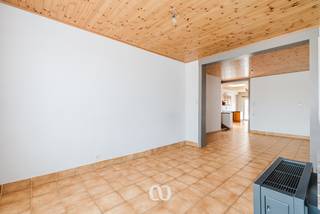 SCHRIJF JE IN VOOR HET EERSTE BEZOEKMOMENT OP MAANDAG 6 JULI VIA ONZE WEBSITE!<br /><br />Ben jij op zoek naar een bijzonder ruime woning met een verzorgde tuin en een eigen staanplaats vlakbij het centrum van Oudenaarde? Gevonden!<br /><br />De vlot bereikbare ligging op een boogscheut van het centrum, het gezellige terras, de ruime slaapkamers en de private staanplaats zijn maar enkele van de vele troeven die we hier terugvinden!<br /><br />INDELING:<br /><br />GLV:<br />Je komt de woning binnen via de inkomhal. Van hieruit heb je toegang tot de ruime leefruimte die naadloos overloopt in de open keuken. Verder beschikt het gelijkvloers nog over een badkamer, een ruime berging en een gastentoilet. Daarnaast is er ook nog een praktische kelder aanwezig.<br /><br />1eV:<br />Op het eerste verdiep kom je boven in de nachthal. Van hieruit heb je toegang tot drie volwaardige slaapkamers en een extra ruimte die perfect kan dienen als bureau of berging.<br /><br />ZOLDER:<br />Via de vaste trap vanuit de derde slaapkamer bereik je de reeds geïsoleerde zolder, die nog tal van mogelijkheden biedt.<br /><br />Zie jij jezelf hier al helemaal thuiskomen? Aarzel dan zeker niet en schrijf je vandaag nog in voor het bezoekmoment!