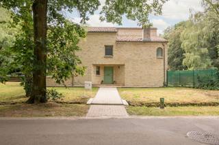 <p>Op een centrale maar bijzonder rustige locatie, op korte afstand van het centrum van Kapellen, bevindt zich deze royale villa met een bewoonbare oppervlakte van circa 356 m². De woning combineert een uitzonderlijk ruimtegevoel met veel natuurlijke lichtinval, warme materialen en een eigentijdse uitstraling. De afgeronde, organische vormen van verschillende muren geven het interieur bovendien een zachte en karaktervolle architectuur. De woning is volledig onderkelderd.</p><p>Op het gelijkvloers bevindt zich een ruime inkom met vestiaire, die desgewenst ook als bureauruimte kan worden ingericht. De royale inkomhal vormt het centrale hart van de woning en leidt naar de verschillende leefruimtes. Daarnaast is er een afzonderlijk gastentoilet.</p><p>Het salon sluit aan op een gezellige zitput met haard, die een warme en intieme sfeer creëert. De open, volledig ingerichte keuken sluit op haar beurt aan op de eetkamer en de lichtrijke orangerie. Dankzij de grote raampartijen geniet deze ruimte van een overvloedige lichtinval, terwijl de houtkachel voor extra sfeer en gezelligheid zorgt.</p><p>Verder beschikt het gelijkvloers over een ruime inpandige garage en een fitnessruimte met voldoende plaats voor het installeren van een sauna. Aansluitend bevindt zich een recent vernieuwde douche met toilet, stijlvol afgewerkt in Mortex.</p><p>Op de verdieping bevinden zich vier ruime slaapkamers. De master bedroom beschikt over een eigen balkon, een dressing en een royale badkamer en suite met dubbele lavabo, douche, ligbad en toilet.</p><p>De twee gezellige kinderkamers maken gebruik van een recent vernieuwde badkamer met een ruime Mortex inloopdouche, toilet en een natuurstenen lavabo. Eén van deze slaapkamers beschikt bovendien over een vide, wat de kamer extra karakter en een bijzonder ruimtegevoel geeft.</p><p>De vierde slaapkamer is uitzonderlijk ruim en beschikt over een eigen balkon, een vide en een badkamer en suite met natuurstenen lavabo, douche afgewerkt in Mortex en toilet. Dankzij de afzonderlijke toegang heeft deze ruimte het gevoel van een zelfstandige studio. Hierdoor is ze eveneens bijzonder geschikt als kantoorruimte, gastenverblijf, praktijkruimte of verblijf voor een inwonend kind.</p><p>De zuidwestelijk georiënteerde tuin vormt een rustige en groene omgeving met optimale privacy. Achteraan bevindt zich een afzonderlijk bijgebouw dat momenteel als tuinberging wordt gebruikt. Het gebouw beschikt over twee grote poorten en is bereikbaar via de achterliggende straat, waardoor het ook geschikt is voor het stallen van meerdere wagens, fietsen of ander materiaal.</p><p>Ondanks de rustige en private ligging bevindt de woning zich bijzonder centraal, op korte afstand van het centrum van Kapellen, winkels, scholen, openbaar vervoer en belangrijke verbindingswegen.</p><p>Een uitzonderlijk ruime en veelzijdige woning waar licht, comfort, privacy en karakter op harmonieuze wijze samenkomen.</p>