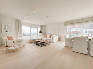 Appartement d'angle magnifique avec terrasses spacieuses dans le domaine exclusif Tennis Garden. Cet appartement aménagé de façon intemporelle offre trois grandes terrasses avec une vue splendide sur les magnifiques jardins du domaine et le Royal Zoute Tennis Club. Depuis la cuisine, on a également une vue sur la mer. L'appartement est fini avec des matériaux de la plus haute qualité et équipé de toutes les commodités modernes, telles qu'un ascenseur arrivant directement dans l'appartement, un système d'alarme, et la domotique.<br />Disposition : Hall d'entrée avec toilettes pour invités. Vaste et lumineuse pièce de vie comprenant une cuisine ouverte équipée de tout le confort, adjacente à la salle à manger donnant sur la première terrasse. Salon cosy donnant sur la deuxième terrasse orientée au sud. Chambre principale avec placards intégrés et salle de bains, également donnant sur la deuxième terrasse. Deuxième et troisième chambres à coucher complètes avec placards intégrés donnant sur la troisième terrasse. Salle de douche communicante. Buanderie séparée prévue pour une machine à laver et un sèche-linge. Inclus : cave privative dans la résidence. Possibilité d'acheter une place de parking dans la résidence. Le domaine dispose de beaux jardins paysagers et d'une piscine intérieure commune pour les résidents.