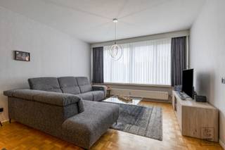 Dit instapklare appartement van 91 m² is gelegen op de tweede verdieping van een gunstig gelegen gebouw te Deurne. U komt binnen in de inkomhal...