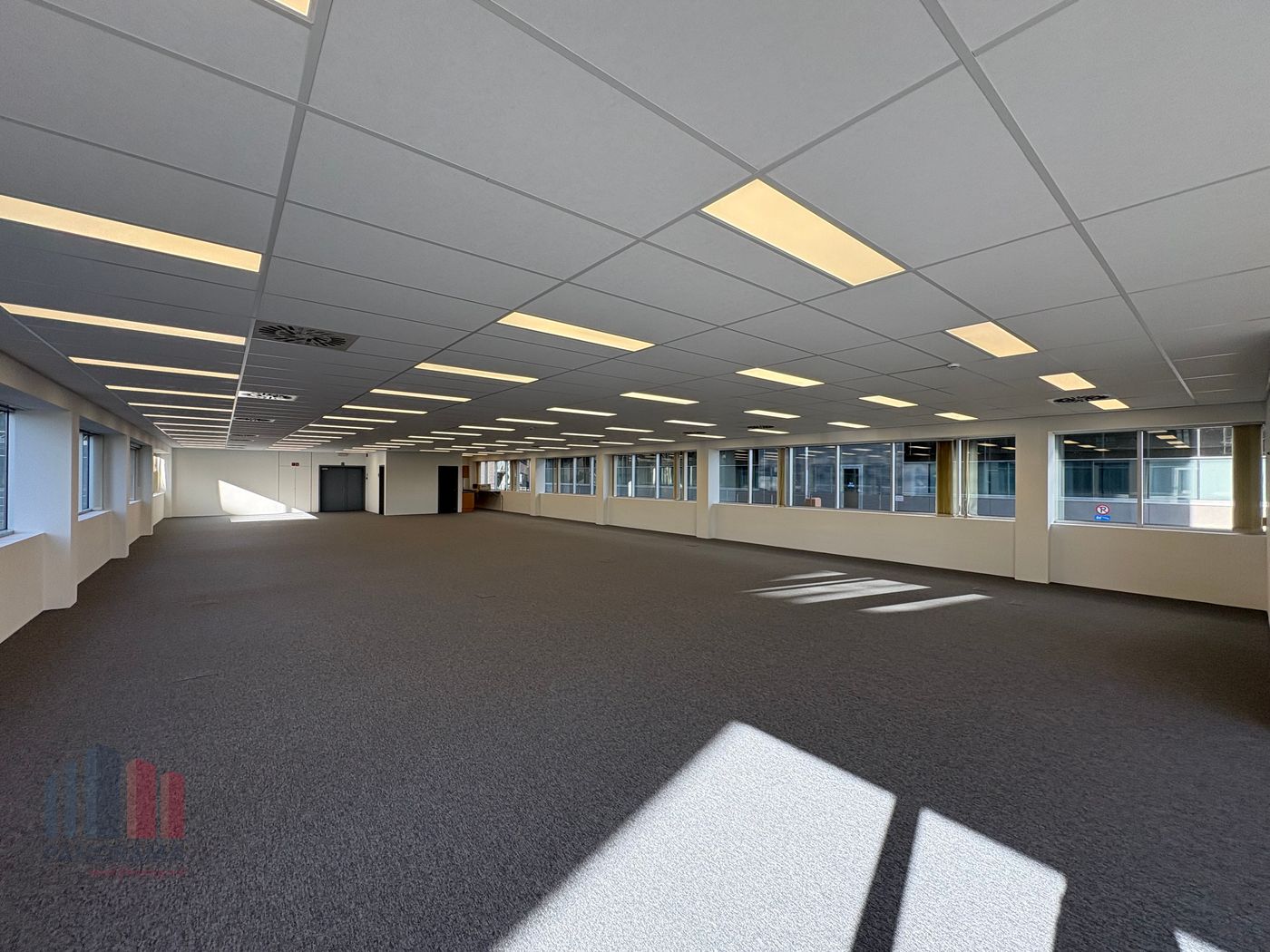 Kwalitatieve kantoorruimte van 961 m² met uitstekende bereikbaarheid - photo 2