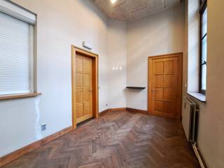 <p><strong>Kantoor op toplocatie? Absoluut!</strong></p><p>Op zoek naar een compacte, centraal gelegen kantoorruimte in het hart van Lier? Dan is deze kantoorruimte in het historische gebouw ‘De Oude Post’ misschien wel jouw nieuwe werkplek!</p><p><strong>Werken in hartje Lier</strong></p><p>De kantoorruimte bevindt zich op de gelijkvloerse verdieping en heeft een oppervlakte van ongeveer 13 m² (2,9 m x 4,5 m). Dankzij de parketvloer krijgt de ruimte meteen een warme en verzorgde uitstraling.</p><p>De ligging is alvast een grote troef: je bevindt je op wandelafstand van de Grote Markt en alle voorzieningen die het centrum van Lier te bieden heeft. Ook het openbaar vervoer bevindt zich op wandelafstand, waardoor de kantoorruimte vlot bereikbaar is voor jou, klanten en medewerkers.</p><p><strong>Praktisch? Check!</strong></p><p>Er zijn aparte gemeenschappelijke toiletten, waarbij één toilet rolstoeltoegankelijk is. Achteraan het gebouw en/of op de eerste verdieping kan je gebruikmaken van een gemeenschappelijke kitchenette.</p><p>Ook parkeren is geen probleem: op amper enkele tientallen meters vind je een openbare ondergrondse parking. Handig voor jezelf én voor klanten die langskomen!</p><p><strong>Wat kost dat?</strong></p><p>Huurprijs: € 325/maand<br />Voorschot vaste kosten: € 60/maand</p><p>Het voorschot van € 60 omvat een bijdrage voor water, gas en elektriciteit. Deze kosten worden jaarlijks afgerekend op basis van het effectieve verbruik.</p><p>De kantoorruimte is onmiddellijk vrij.</p><p>Klaar om jouw nieuwe werkplek in hartje Lier te ontdekken? Lier@ugly.be</p>