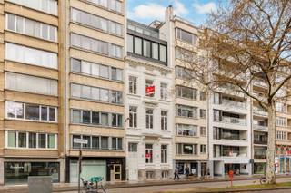 Renovation project (2025) in majestic mansion. Welcome to 140 Frankrijklei. Where you walk around the corner to the market on Saturday morning...