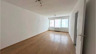 <strong>Comfortabel 2-slaapkamerappartement </strong>op een uitstekende ligging in de <strong>Godveerdegemstraat </strong>vlakbij het centrum van <strong>Zottegem</strong>.<br />De centrale ligging voorziet in een vlotte bereikbaarheid naar winkels, scholen, het station, ziekenhuis ( AZ Sint-Elisabeth ), horeca, sportinfrastructuur en de Bevegemse Vijvers (o.a. zwembad)!<br />+ Energielabel B! <br />+ Zeer goede mobiscore 8,8 op 10!<br /><br />Omvat een inkom, leefruimte, keuken, 2 slaapkamers, badkamer met ligbad.<br />Kosten : + 50 euro / maand voorschot waterverbruik<br />#leukwonen #zottegem<br /><br />Beschikbaar onmiddellijk vrij !