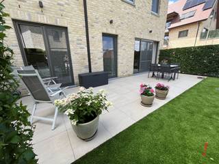 Gelijkvloers appartement met een oppervlakte van 150 m2 met privé terras en tuintje. Dit pand omvat een inkomhal met gastentoilet, berging, via...