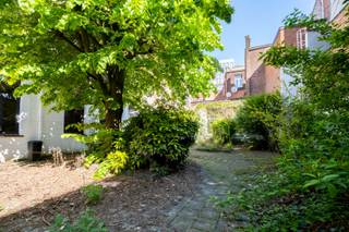 In het bruisende hart van Antwerpen bevindt zich een unieke winkelruimte van +/-253m² + verdiepingen met een zeer ruime binnentuin. Het pand is bereikbaar via een deur aan de straatzijde, die via een gang uitkomt op de binnentuin, waarachter zich dit prachtige gebouw bevindt.<br />Ideaal voor een horeca zaak of creatieve beroepen.<br />EPC label X.