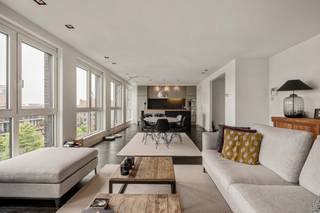 <strong>Instapklaar 2-slaapkamerappartement met panoramisch uitzicht en zuidwestgericht terras</strong><br /><br />- KIJKDAG 15/08 -<br /><br />Dit prachtige appartement op de vierde verdieping van een verzorgd gebouw uit 2008 combineert een hoogwaardige afwerking met een uniek uitzicht over de skyline van Antwerpen. Dankzij de uitzonderlijke gevelbreedte van maar liefst 14 meter en de grote raampartijen geniet het appartement van een bijzonder aangename lichtinval en een prachtig panoramisch zicht over de stad. De leefruimte beschikt over een donkere eiken geoliede parketvloer en vloerverwarming. Vanuit de leefruimte én de slaapkamer heeft u toegang tot het zuidwestgerichte terras, waar u heerlijk kan genieten van de namiddag- en avondzon.<br /><br />De moderne keuken werd recent uitgerust met een nieuwe inductiekookplaat en vaatwasser. Daarnaast zorgen de nieuwe Daikin airco-units in de leefruimte en slaapkamer voor extra comfort. Het appartement beschikt over 2 volwaardige slaapkamers, een stijlvolle badkamer met ligbad, douche en dubbele lavabo, een praktische inkomhal met videofoon en aparte meters. Het gebouw omvat slechts 7 appartementen en wordt uitstekend onderhouden. Bij het appartement hoort een private autostaanplaats in het gebouw, die mee aangekocht dient te worden voor €35.000. Voor elektrische wagens is er ter hoogte van het appartement een laadpunt beschikbaar.<br /><br />Gelegen aan de groene long van Antwerpen vlakbij Park Spoor Noord, geniet u hier van een ideale combinatie tussen rust en stadsleven. Het bruisende Cadix, het Eilandje, openbaar vervoer, scholen, winkels en horeca bevinden zich allemaal op korte afstand. <br /><br /><strong>Bijzonderheden:</strong><br />- EPC-label B <br />- Bouwjaar 2008<br />- Gevelbreedte van 14 meter<br />- Gemeenschappelijke fietsenberging<br />- Private autostaanplaats mee aan te kopen voor €35.000<strong><br /></strong>