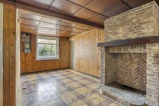 Sur un terrain de 1 448 m², nous trouvons cette maison à rénover ou à démolir à vendre.Situé au calme dans la Lostraat à Leisele, il offre un accès facile à Furnes, à l'E40 et à la côte.Vous recherchez un bien immobilier dans la région d'Alveringem ? Assurez-vous de continuer à lire.MISE EN PAGERez-de-chaussée :- entrée- espace de vie- cuisine- buanderie- rangement- garage1er étage :- chambre- grenier GÉNÉRAL :- superficie 1 448 m²- pour rénover ou construire de nouveaux- taux préférentiel de 6 % de TVA pour la rénovation ou la reconstruction- des vues uniques- orienté au sudCe bien est soumis à l'obligation de rénovation imposée par le gouvernement flamand pour les bâtiments résidentiels (sauf en cas de démolition dans les 5 ans suivant l'achat). Pour plus d'informations, veuillez consulter le site web de l'Agence flamande de l'Énergie et du Climat via https://www.vlaanderen.be/een-woning-kopen/renovatieverplichting-voor-residentiele-gebouwen