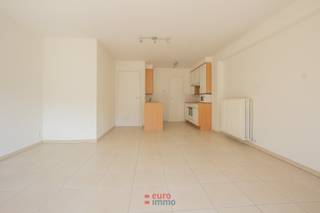 Gezellig en lichtrijk appartement in hartje Nieuwpoort Bad. Dit appartement geniet een subliem ligging aan de schildpad en vlakbij de Havengeul. Naast de ligging is ook de oriëntatie top aangezien het terras en de leefruimte zongericht zijn. Van hieruit kan men geniet van alle het moois Nieuwpoort te bieden heeft. Het appartement beschikt over 2 slaapkamers en wordt ongemeubeld aangeboden. Ideaal om hiervan uw gezellig uitvalbasis aan de kust te maken! In de kelderverdieping beschikken we zowel over een private berging nr. 6 als over een gemeenschappelijk fietslokaal, toegankelijk via de fietslift. <br />75 EUR voorschot op de syndicuskosten (water incluis).<br />EPC = 99