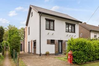 Deze mooie, vernieuwde, open bebouwing, bevindt zich in een rustige staat in Noorderwijk.<br />Ideaal voor wie van rust houdt. <br /><br />Op het gelijkvloers bevindt zich de inkomhal met apart toilet. Door de nieuwbouw-uitbouw biedt de woning een zeer ruime leefruimte met living, zithoek en open keuken. Hiernaast is aansluitend een grote berging te vinden. De vloer en bezetting dient nog afgewerkt te worden.<br />Er is een kleine kelder aanwezig. <br />Op de eerste verdieping bevinden zich 4 slaapkamers, een badkamer en een berging voorzien van een toilet. <br />De zolder biedt voldoende opslagruimte. <br /><br />Er is een grote losstaande garage die ruimte biedt voor 2 wagens. <br />De diepe, zonovergoten, tuin is een oase van rust en is Zuid-Oost geörienteerd. <br /><br />Info & afspraak: ☎ 0473/30 00 00 ✉ Pieter@wijns.be<br />Wij maken graag tijd voor U.
