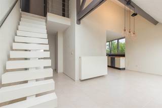 <p><br />WICHELEN - Lichtrijk duplexappartement mét staanplaats.<br /><br />Inschrijven voor het geplande bezoekmoment kan via onze website => www.immoderas.be<br /><br />Dit recent appartement is gelegen vlakbij de dorpskern van Wichelen. In de directe omgeving zijn verschillende kleinhandelszaken, openbaar vervoer, scholen en het station.<br /><br />Naar indeling toe beschikt het appartement over een ruime, lichtrijke leefruimte, een eetplaats met geïnstalleerde keuken(oven, koelkast, keramische kookplaat), een berging en een toilet. Op de tweede verdieping bevinden zich twee slaapkamers en een badkamer met ligbad, douche en dubbele wastafel. De leefruimte geeft uit op een gezellig terras.<br /><br />Aan de achterzijde beschikt het pand over een staanplaats en buitenberging. Het appartement werd helemaal geschilderd en beschikt over (LED)armaturen.<br /><br />AK: €50</p>