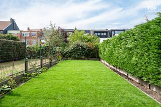<p>Een gerenoveerde rijwoning met een bewoonbare oppervlakte van 144 m² op 156 m² grond, in het hart van Muide-Meulestede. We hebben drie slaapkamers, een zuidwest-gerichte tuin met terras en een garage die helemaal tot achteraan de woning door loopt: die combinatie vindt u zelden binnen de Gentse ring, ideaal voor fietsers, klussers of gewoon mensen die graag veel opslagruimte wensen. Het Voorhavenpark ligt op 450 meter, de Korenmarkt op elf minuten fietsen.</p>
<p>De woning werd in 2018 gerenoveerd en is instapklaar. De indeling is als volgt: op het gelijkvloers de inkomhal, de garage en een wasplaats. Op de eerste verdieping bevindt zich de leefruimte, met veel lichtinval en acheraan een keuken en eetplaats die uitgeeft op het terras en de tuin. Op de eerste verdieping is ook een gastentoilet en berging. De tweede verdieping telt drie slaapkamers – twee ruime en een kleinere – en de badkamer. Daarboven ligt de zolder, waar ook de cv-ketel staat opgesteld.</p>
<p>Troeven op een rij:</p>
<ul>
<li>Zuidwest-gerichte tuin met terras – zon tot laat in de avond</li>
<li>Garage met wasplaats beneden</li>
<li>Gerenoveerd in 2018 en volledig instapklaar</li>
<li>Zoldervloer geïsoleerd (100 mm)</li>
<li>Regenwaterput aangesloten op wc, wasmachine en buitenkraan</li>
<li>Rolluiken aan de achtergevel, overwegend dubbele beglazing in pvc</li>
<li>Zolder als extra bergruimte of uitbreidingspotentieel</li>
<li>bushalte vlakbij!</li>
</ul>
<p><strong>Buurt & omgeving</strong><br />Muide-Meulestede is de wijk waar Gent naar het water kijkt. Het Voorhavenpark ligt op zes minuten wandelen, het Kapitein Zeppospark aan het Houtdok op een kwartier. Basisschool Victor Carpentier staat om de hoek, op 250 meter. Voor de dagelijkse boodschappen kan u naar lokale winkels in de buurt of de Jumbo verderop. Wie de stad in wil: de Korenmarkt haalt u op elf minuten met de fiets, de R4 uiteraard ook vlot met de wagen.</p>
<p>Deze woning bekijkt u het best zelf. Ze is beschikbaar een maand na het verlijden van de authentieke akte.<br /><br />Bel Top Vastgoed op 0475 700 700 en plan uw bezoek.</p>