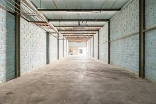 Rijwoning met groot magazijn!In de centraal gelegen en rustige Commandant Weynsstraat in Hoboken vind je deze goed gerenoveerde en verrassend ruime...