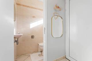 <p>Deze gezellige gezinswoning biedt alle comfort voor wie op zoek is naar ruimte, licht en een goede ligging. Indeling: een inkomhal met gastentoilet, een gezellige &amp; lichtrijke leefruimte met aansluitend een geïnstalleerde keuken en toegang een praktische garage. Buiten is er een gezellige tuin en een ruime oprit. Op de eerste verdieping is er een apart toilet, een badkamer met ligbad, douche en wastafel, en tot slot zijn er 3 slaapkamers. TROEVEN: moderne woning met veel lichtinval, voldoende parkeermogelijkheden dankzij garage &amp; oprit. Deze woning is rustig gelegen in een vlot bereikbare buurt, vrij vanaf 1/11/2026. Info of een bezoek? Contacteer Charlotte van IMMO TROEF: info@immotroef.be</p>