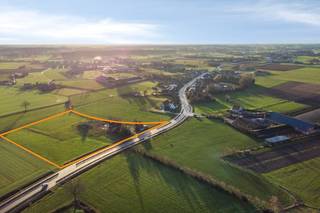 *U N I E K* Verborgen in het idyllische landschap, bevindt zich deze AUTHENTIEKE, TE RENOVEREN HOEVE met diverse BIJGEBOUWEN, omringd door weiland...