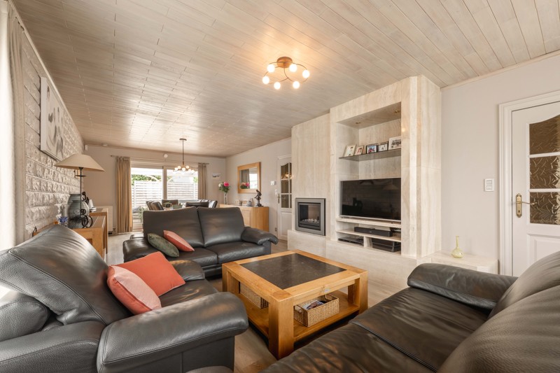 Prachtige alleenstaande instapklare woning met 5 slaapkamers inpandige garage, mooi terras en tuin TE KOOP in hartje Sint-Baafs-Vijve - foto 5