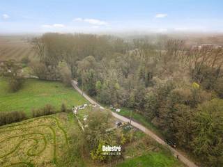 Rustig gelegen grond omgeven door groen, met een oppervlakte van 04 a 80 ca, nabij het centrum van Denderhoutem tussen Aalst en Ninove...