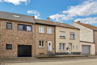 <p>Bent u op zoek naar een <strong>betaalbare woning op een rustige ligging, omringd door groen en toch vlot bereikbaar?</strong> Dan is deze gezellige rijwoning ongetwijfeld een bezoek waard. Gelegen nabij een <strong>rustgevend bos, de oevers van de Dender én het station</strong> geniet u hier van een aangename woonomgeving waar natuur, rust en bereikbaarheid perfect samengaan. Dankzij de nabijheid van het station vormt deze woning een ideale uitvalsbasis voor pendelaars. Met de trein bereikt u vlot diverse steden en gemeenten. De woning is<strong> ideaal voor starters, jonge gezinnen of investeerders</strong> die op zoek zijn naar een interessante opportuniteit met uitbreidingsmogelijkheden. Op het gelijkvloers wordt u verwelkomd in de gezellige leefruimte die aansluit op de keuken. Verder vindt u hier een praktische berging en een afzonderlijk gastentoilet. Via de nachthal op de eerste verdieping bereikt u<strong> twee slaapkamers</strong> en de badkamer. Daarnaast beschikt de woning over een <strong>zolderverdieping </strong>die momenteel toegankelijk is via een plooitrap. Door het plaatsen van een vaste trap kan deze ruimte eenvoudig worden ingericht als <strong>extra slaapkamer</strong>, bureau, hobbyruimte of speelkamer, waardoor het woonvolume aanzienlijk wordt uitgebreid. Als extra troef beschikt de woning over een handige <strong>kelder </strong>die ideaal is voor stockage of als provisieruimte. Buiten geniet u van een <strong>onderhoudsvriendelijke tuin</strong> waar u in alle rust kunt ontspannen en genieten van de groene omgeving. Een woning met potentieel op een rustige locatie waar natuur, bereikbaarheid en wooncomfort elkaar perfect aanvullen. Geen maatregelen getroffen in het maatregelenregister.</p>