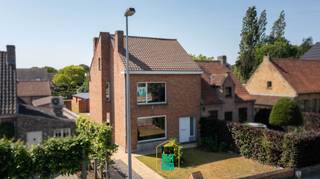 Deze halfopen bebouwing werd constructief heel degelijk gebouwd, het dak werd recent volledig vernieuwd en geïsoleerd, overal dubbel glas, CV is...