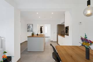 Op een uitstekende locatie in het centrum van Beerzel bevindt zich deze woning met 2 slaapkamers, garage en tuin. U geniet hier zowel van een...