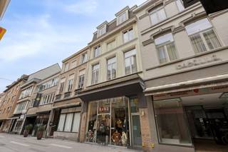Midden in het bruisende commerciële centrum van Blankenberge bevindt zich dit veelzijdige pand dat de ideale combinatie biedt tussen wonen en werken. Gelegen in de winkelstraat én op wandelafstand van de zee, vormt dit een toplocatie voor wie een succesvolle zaak wil uitbouwen zonder in te boeten aan wooncomfort.<br /><br />Op het gelijkvloers vindt u een instapklare handelsruimte van 110 m², geschikt voor uiteenlopende doeleinden zoals detailhandel, horeca of dienstverlening. Dankzij de uitstekende zichtbaarheid en passage geniet uw zaak hier van maximale commerciële opportuniteiten.<br /><br />Het woongedeelte is toegankelijk via een aparte ingang, wat zorgt voor de nodige privacy en comfort. De indeling is als volgt:<br /><br />1ste verdieping:<br />Ruime woonkamer, volledig geïnstalleerde keuken, bureauruimte, gastentoilet en een aangenaam terras.<br />2de verdieping:<br />Master bedroom, slaapkamer met ensuite lavabo en toilet, een extra kamer die perfect kan dienen als bureau, dressing of kinderkamer, en een badkamer uitgerust met dubbele wastafel, douche en toilet.<br />3de verdieping:<br />Twee volwaardige slaapkamers, een tweede badkamer met douche, wastafel en toilet, en een praktische berging.<br /><br /><br />Contacteer ons voor een bezoek ter plaatse!