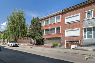 Van Dornestraat 144 (1e verd.) - Deurne Ruim appartement (100 m²) met 2 slaapkamers, garage en tuin (160 m²) in Deurne. Op een rustige, maar centrale...