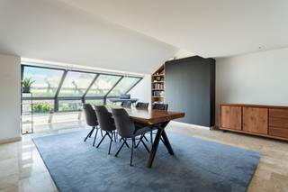 <p>Schitterend villa-appartement van ca 242 m², op de derde en vierde verdieping gelegen in de mooiste wijk van Linkeroever. Dankzij de nabijheid van de Waaslandtunnel geniet het appartement van een uitstekende verbinding met het stadscentrum. De combinatie van rust, ruimte, royale terrassen en een topligging vlak bij de stad vormt hier de absolute troef.</p>
<p>De ligging nabij de Schelde en de Royal Yacht Club typeert deze residentiële buurt, gesitueerd tussen het Sint-Annabos en het Sint-Annastrand. Dit zorgt voor een instant vakantiegevoel, terwijl de stad vlot bereikbaar blijft via de invalswegen, de fiets- en voetgangerstunnel en de waterbus op wandelafstand.</p>
<p>Deze duplexpenthouse bevindt zich in een parkresidentie en wordt rondom omgeven door ruime terrassen met open zichten. Een stijlvolle Travertinvloer loopt doorheen de riante leefruimte met open, volledig uitgeruste keuken.</p>
<p>De ingewerkte gashaard in de leefruimte, de gezellige bar tussen het salon en keuken creëren een warme en huiselijke sfeer.</p>
<p>Via de veiligheidsdeur betreedt u de inkomhal met vestiairekasten en een apart gastentoilet met handenwasser.</p>
<p>De keuken is uitgerust met kwalitatieve Miele-toestellen, waaronder een inductiekookplaat, oven, microgolfoven, vaatwasser en Amerikaanse koelkast.</p>
<p>Op deze verdieping bevinden zich twee ruime slaapkamers, elk met eigen badkamer, ingemaakte dressingkasten en directe toegang tot één van de terrassen. De ensuite badkamer van de master bedroom beschikt over een dubbele lavabo, ligbad, ruime inloopdouche en toilet.</p>
<p>De tweede slaapkamer heeft eveneens een ensuite badkamer met verzonken ligbad met douchefunctie en lavabomeubel.</p>
<p>Naast de leefruimte bevindt zich een bureauruimte met ingebouwd meubilair, ideaal als home office.</p>
<p>De binnentrap in Travertin leidt naar de vierde verdieping, waar zich nog twee volwaardige slaapkamers bevinden (waarvan één momenteel is ingericht als speelkamer), een recent vernieuwde derde badkamer met inloopdouche, lavabomeubel en toilet.</p>
<p>Daarnaast zijn er voldoende bergingen voorzien in het appartement en aan de terrassen, ideaal voor extra opslag en terrasmeubilair. De berging naast de keuken doet tevens dienst als praktische bijkeuken met wasplaats.</p>
<p>Rondom het appartement bevinden zich drie ruime terrassen met telkens een open zicht op het omliggende groen.</p>
<p>Bijzonderheden:<br />- Ramen voorzien van professioneel geplaatste warmtewerende folie<br />- Airconditioning in leefruimte en master bedroom<br />- Individuele verwarming op aardgas met condensatieketel op de 4e verdieping en vloerverwarming op de 3e verdieping<br />- Vier volwaardige slaapkamers<br />- 'DSM'-keuken van 2024</p>
<p>Bij het appartement hoort een dubbele garagebox in de ondergrondse garage van het gebouw, beschikbaar aan €70.000, exclusief registratierechten.</p>