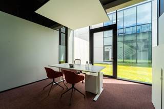 In het bedrijvencentrum V.Futurum bieden wij een moderne kantoorruimte te huur aan in Roeselare. Dit innovatieve bedrijfsvastgoed is ontworpen om ondernemingen te verbinden en samenwerking te stimuleren. Bent u op zoek naar een representatieve kantoorruimte te huur op een dynamische locatie? Dan biedt dit centrum de ideale uitvalsbasis voor uw onderneming.<br /><br />Het pand is uitstekend gelegen aan de Rijksweg in Roeselare, vlak bij het centrum. Dankzij deze strategische locatie kent de kantoorruimte te huur een vlotte verbinding met de belangrijkste uitvalswegen in de regio Roeselare.<br /><br />Oppervlakte: verschillende units beschikbaar van 14,8 m² tot 28 m².<br /><br />- Bemeubelde kantoren voorzien van ergonomisch afstelbaar meubilair<br /><br />- Individuele klimaatregeling en aangepaste verlichting per kantoor<br /><br />- Eigen, beveiligd netwerk per kantoorruimte<br /><br />- Onthaal met aanmeldmogelijkheden voor uw klanten<br /><br />- Sanitair per verdieping en een volledig ingerichte keuken met Miele-toestellen<br /><br />Aarzel niet om deze unieke kans te ontdekken. Bent u op zoek naar bedrijfsvastgoed bestaande uit een kantoor te huur in Roeselare? Aarzel dan niet om ons te contacteren op het nummer 051 21 22 23.<br /><br />Dit betreft een terbeschikkingstelling van kantoren met diensten.<br /><br />Bestuursmaatregelen in het maatregelenregister: nee